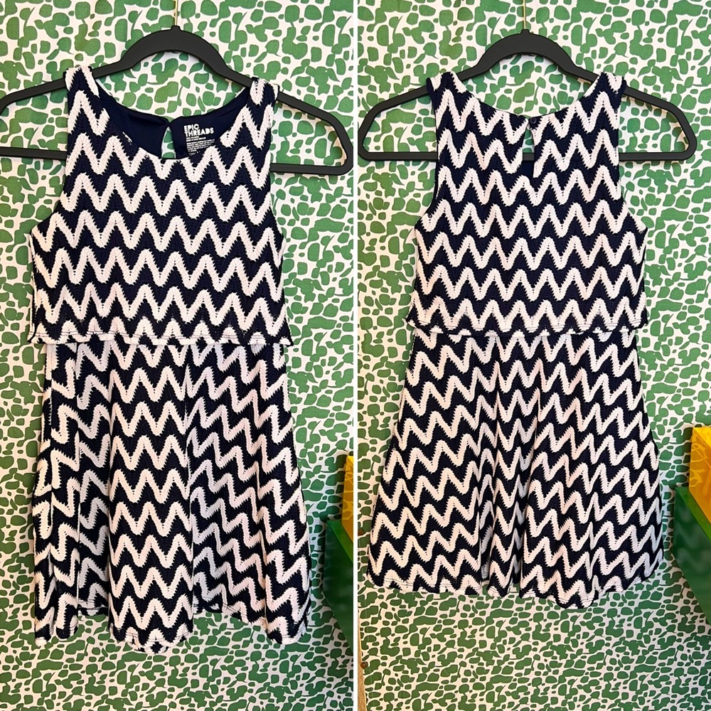 EUC Brand: Epic Threads Size: M Navy/white chevron similar girls sundress 😎🤩
